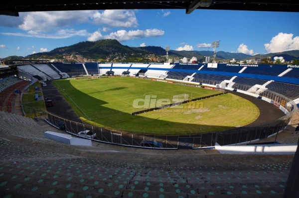 Ni con maquillaje luce bien el estadio Nacional: Agujeros en las graderías, engramillado dañado y láminas como 'adornos'