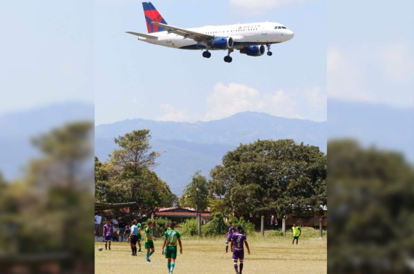 Atlético Limeño juega al son de la bachata y ruido de los aviones