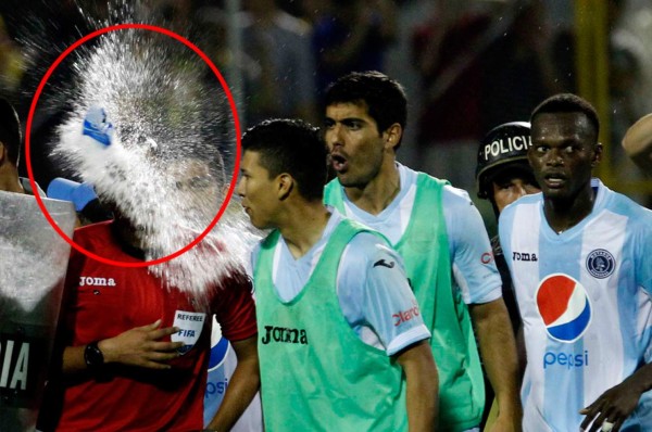 Kinesiólogo de Motagua agrede con bolsa de agua a Saíd Martínez