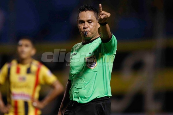 El arbitro Jovanny Mendoza anuncia su retiro en conferencia de prensa