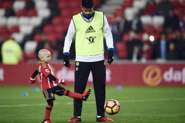 El emotivo gesto de la Liga Premier con niño que sufre cáncer terminal