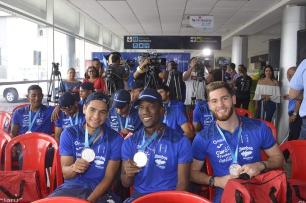 FOTOS: Familiares, novias y hasta un perro, así recibieron a la Sub-23 de Honduras