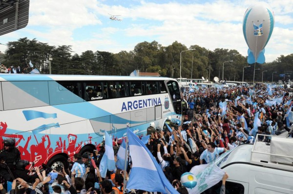 Argentina es recibida por miles de aficionados en Buenos Aires