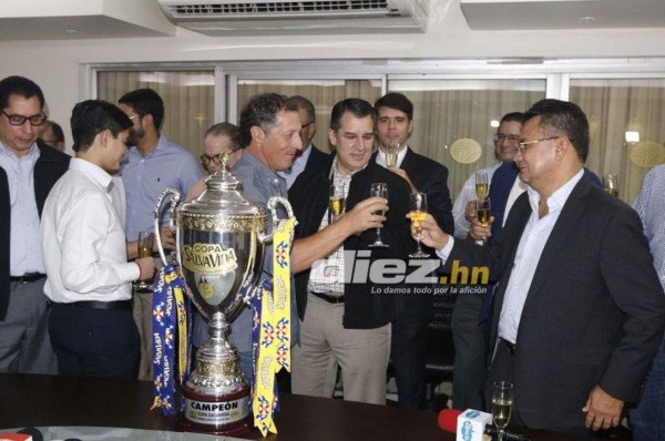Fotos: Así fue el brindis de la directiva del Olimpia junto con Pedro Troglio por la copa 31