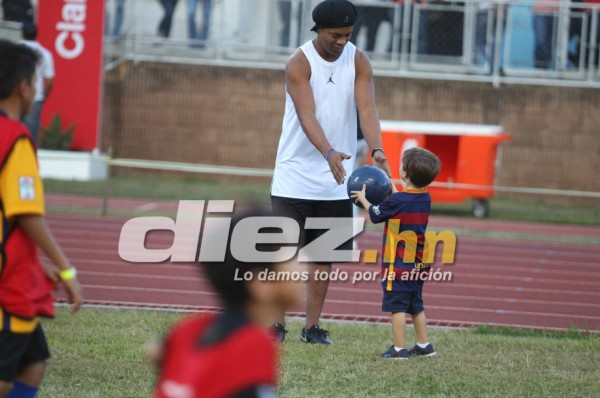 ¡Espectacular! Ronaldinho llevó tremenda felicidad a niños de Honduras