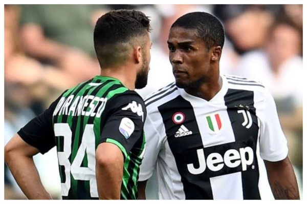 Dura sanción para Douglas Costa por escupir a un rival en la Serie A