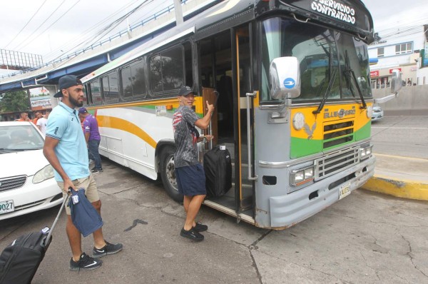 El curioso y singular bus en el que viajó Motagua a Tela