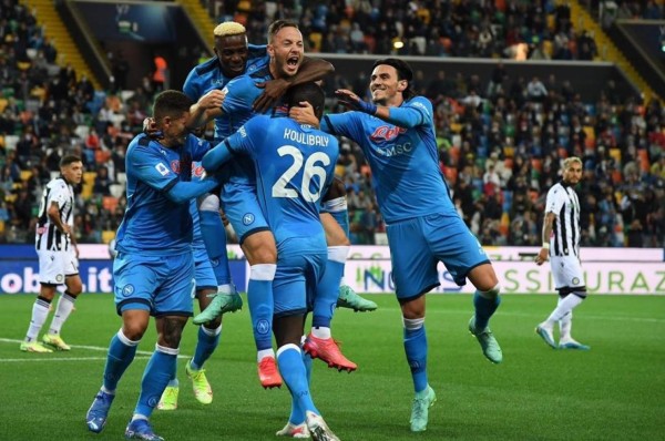 El Nápoles golea al Udinese y se sitúa en la parte alta de la Serie A de Italia; presiona al Inter