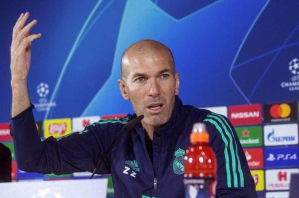 Zidane defiende su puesto en el Real Madrid: 'Yo quiero estar aquí siempre, pero le tienen que preguntar a otro'
