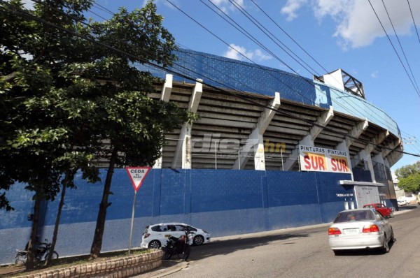 Ni con maquillaje luce bien el estadio Nacional: Agujeros en las graderías, engramillado dañado y láminas como 'adornos'