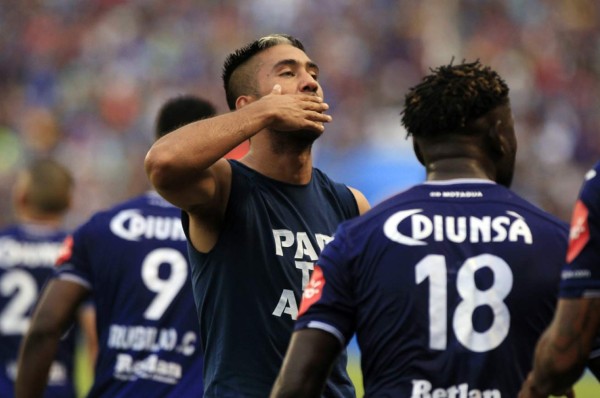 Una genialidad de Vergara pone a Motagua camino a la soñada Copa 14