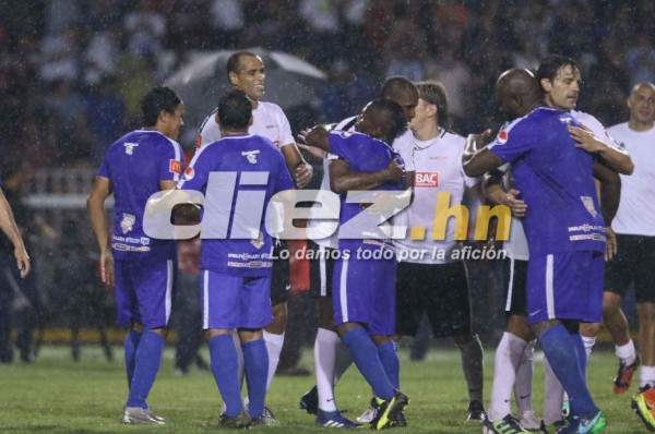 NO SE VIO EN TV: El hincha que buscaba una foto con una Leyenda del Mundo y la petición a Puyol