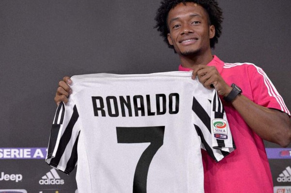 Juan Cuadrado pide ayuda para elegir su nuevo número, ya que Cristiano Ronaldo usará el 7