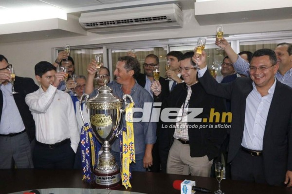 Fotos: Así fue el brindis de la directiva del Olimpia junto con Pedro Troglio por la copa 31