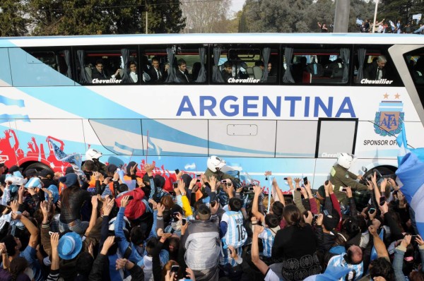 Argentina es recibida por miles de aficionados en Buenos Aires