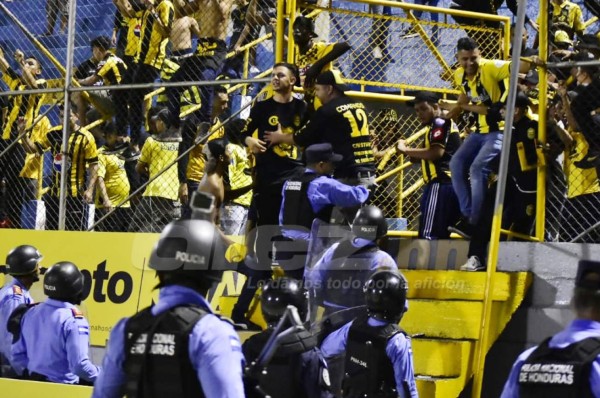 En fotos: Así fue el relajo que armaron las barras del Real España y Olimpia