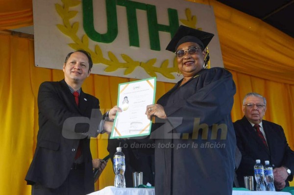 La madre de los hermanos Palacios se gradúa de abogada a sus 52 años