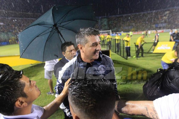 ¡Enorme sonrisa! Diego Vázquez, el que más festejó en el camerino de Motagua tras el bicampeonato