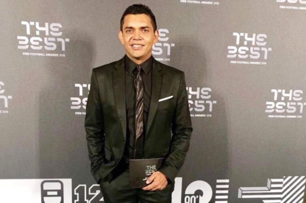 Carlos Pavón y el emotivo mensaje para Amado Guevara tras su viaje a Londres