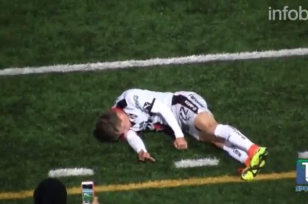 Futbolista del Atlas de México sufre convulsión en pleno partido