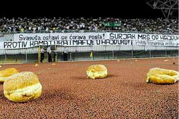 Las cosas más extrañas que se han lanzado a campos deportivos