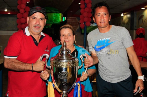 Orinson Amaya cumple promesa y le lleva la copa a su madre Doña Estelina