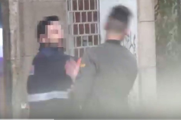 VIDEO: La broma de un youtuber que le cuesta un fuerte golpe en la cara