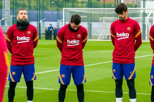 Con Lionel Messi a la cabeza, el Barcelona guarda un minuto de silencio por Maradona