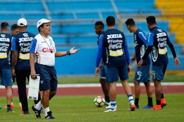 Jorge Luis Pinto pule el muro defensivo de la 'H' con cinco zagueros