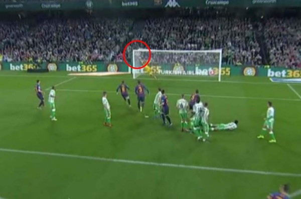 Magistral: Lionel Messi le marca un golazo de tiro libre al Betis en La Liga.