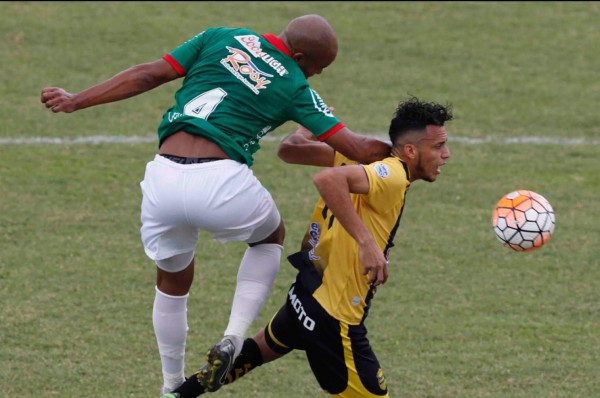 VIDEO: Errorazo de John Bodden y Caue Fernandes, pero Tejeda falla