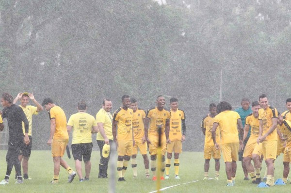 Real España arranca pretemporanda bajo la lluvia
