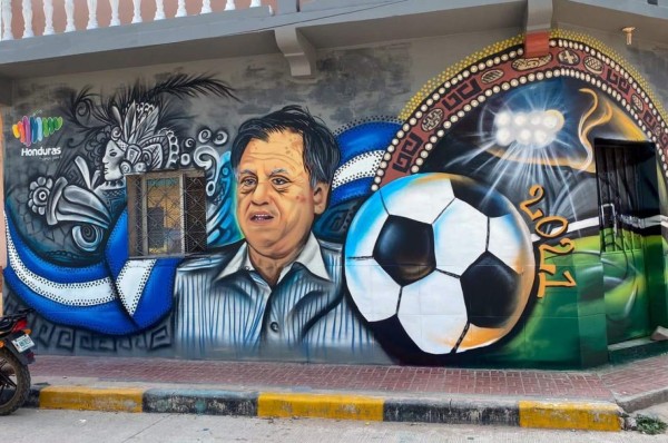 El hermoso mural dedicado a Chelato Uclés que pintaron en Ajuterique, Comayagua
