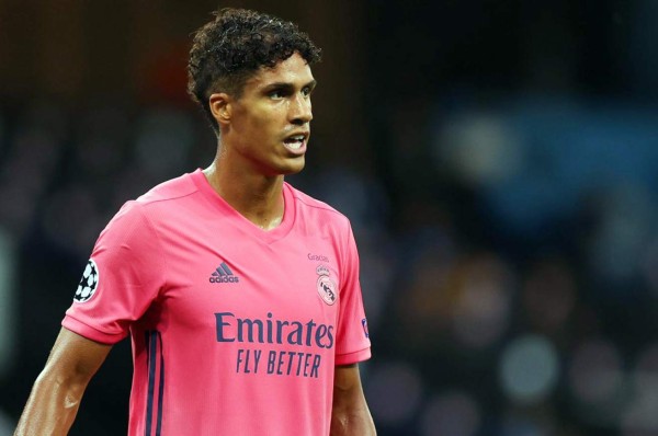 Raphael Varane se tambalea en el Real Madrid y potente europeo va por él