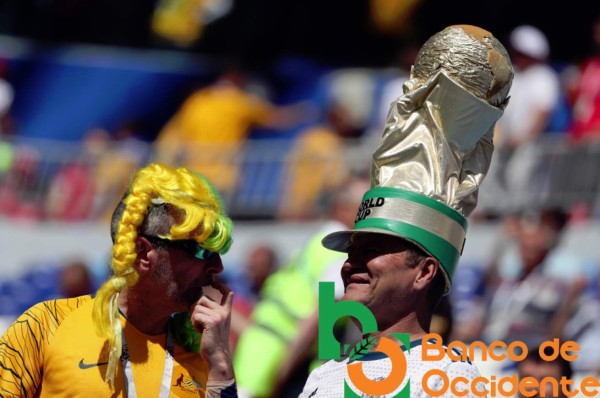 El color de la jornada: Lindas aficionadas y ambiente festivo en Rusia