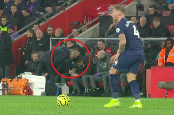 La amonestación de Mourinho... ¡por mirar las notas del cuerpo técnico del Southampton!
