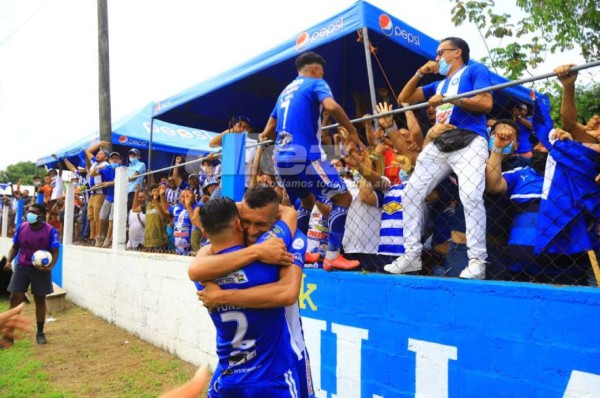 ¡En traje de baño! La More cumple promesa y Victoria celebra su ascenso a Liga Nacional en Honduras