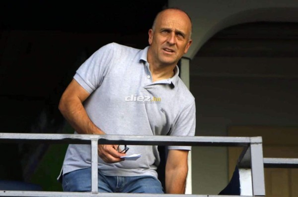 Fabián Coito asiste al Estadio Nacional para observar el Motagua-Juticalpa