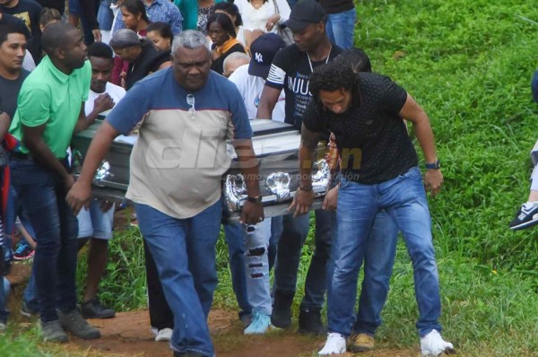 Entre llanto y aplausos sepultan a la madre del portero Kevin Hernández