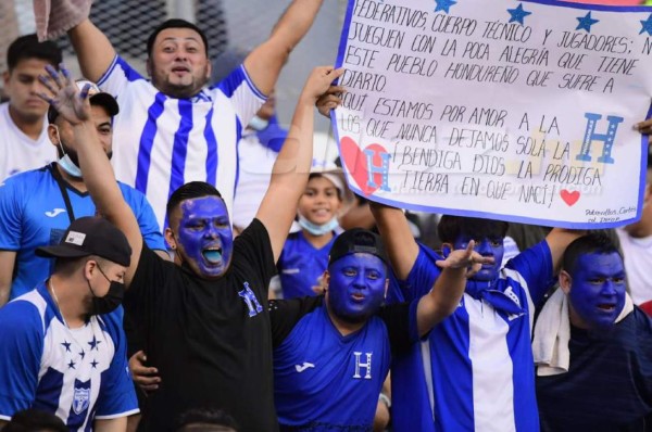 'No jueguen con la alegría del pueblo' y 'Fuera Coito': las pancartas que causaron sensación en el Honduras-Jamaica