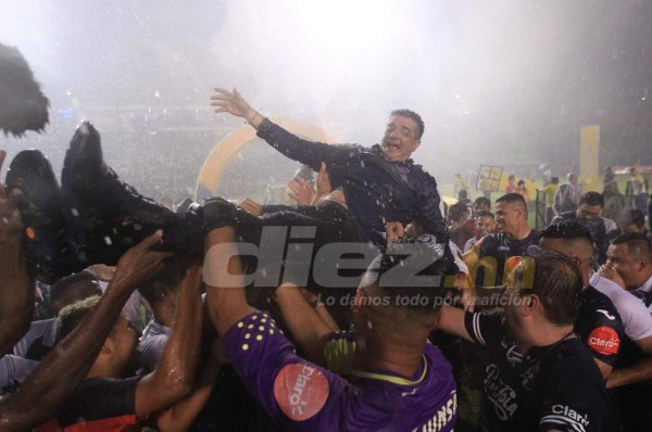 ¡Enorme sonrisa! Diego Vázquez, el que más festejó en el camerino de Motagua tras el bicampeonato