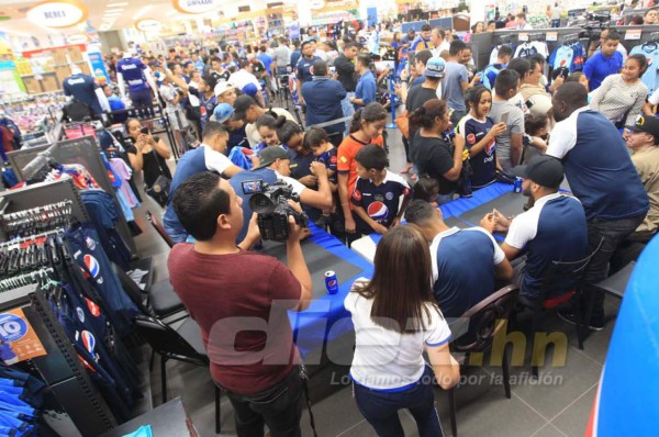 AMBIENTAZO: Eso puso Motagua en la firma de autógrafos previo a la final ante Olimpia