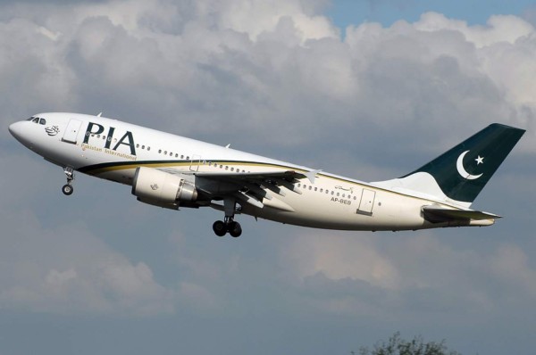 Se estrella avión de Pakistán con 40 pasajeros a bordo