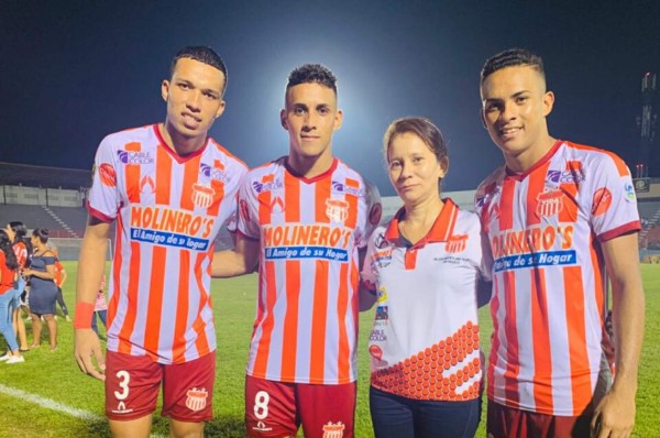 Doña Denia, una costurera que sacrificó su trabajo por cumplir el sueño de sus tres hijos futbolistas profesionales