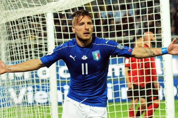 Italia vence a Albania y mantiene la lucha por el liderato con España