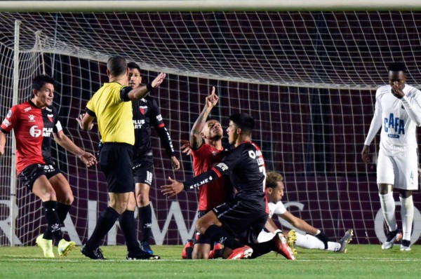 Bryan Moya y Zulia son eliminados de Copa Sudamericana tras caer ante Colón por goleada