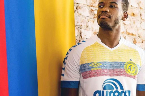 ¡EMOTIVO! Chapecoense lanza camisa con la bandera de Colombia