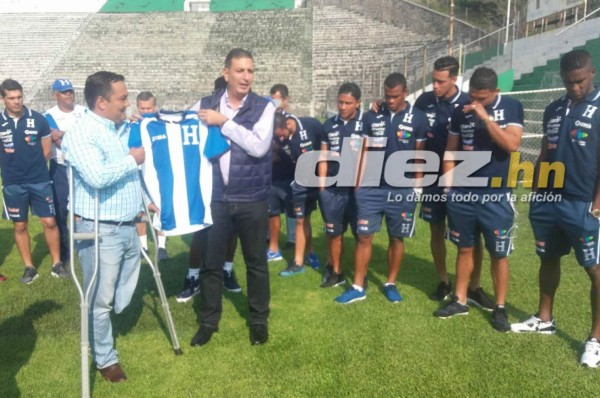 Alcalde de Xochitepec entrega botella de tequila a Jorge Luis Pinto