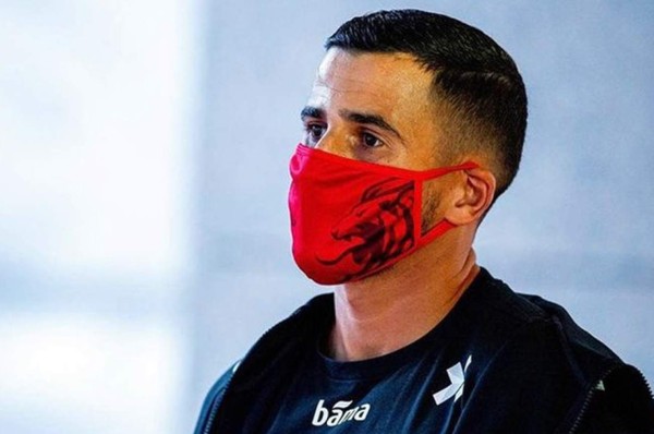 Qué lamentable: Jugador del Galatasaray sufre daños en los ojos por explosión de juegos pirotécnicos