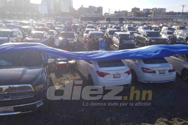 Aficionados catrachos ponen el ambiente en las afueras del Red Bull Arena previo al Ecuador- Honduras
